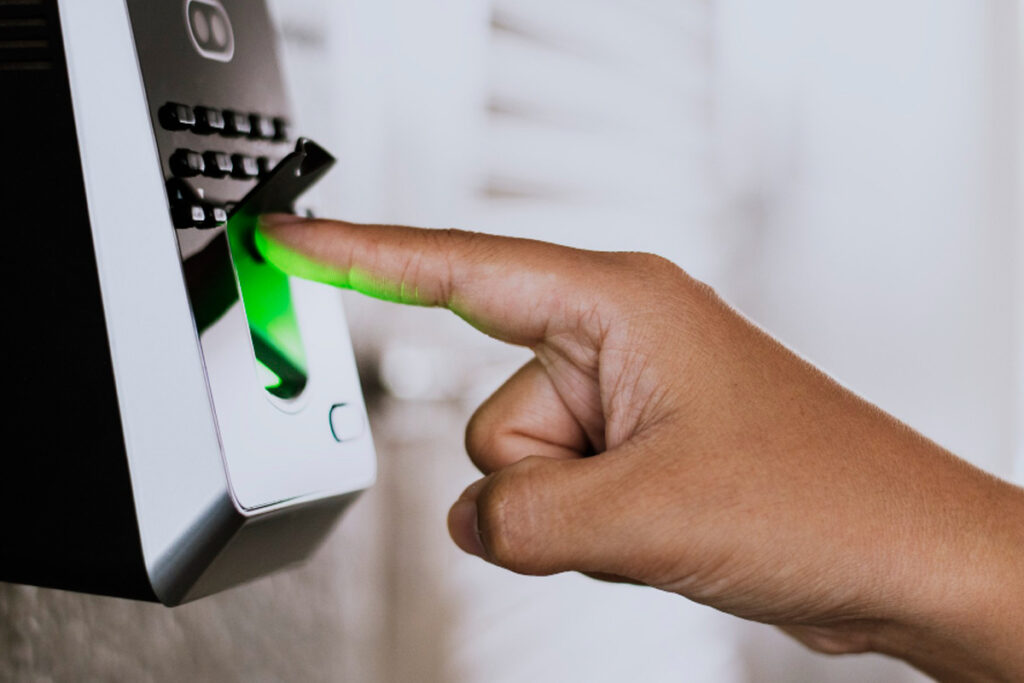 Pessoa utilizando o controle de acesso para condomínio