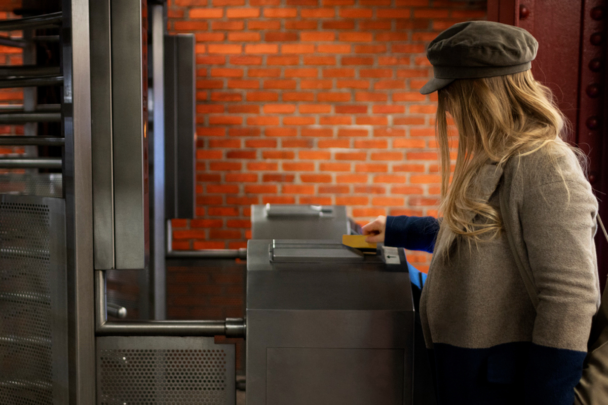 Como funciona uma catraca com controle de acesso